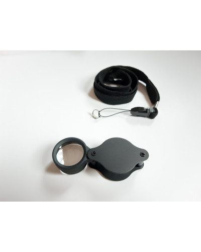 Handheld magnifying glass
